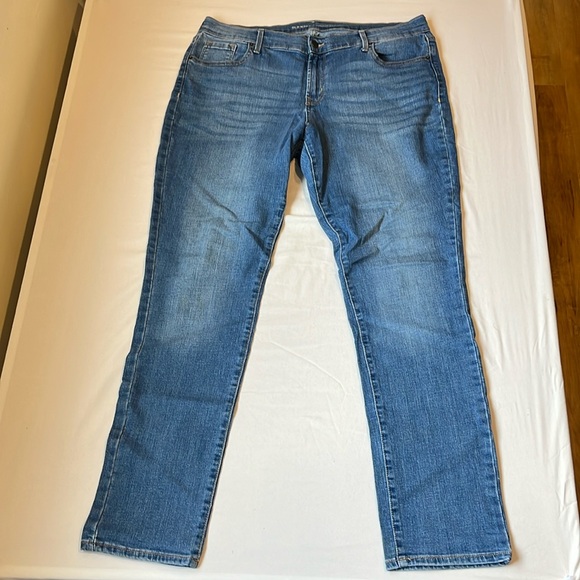 Old Navy women’s 14 regular blue jeans - Picture 1 of 5